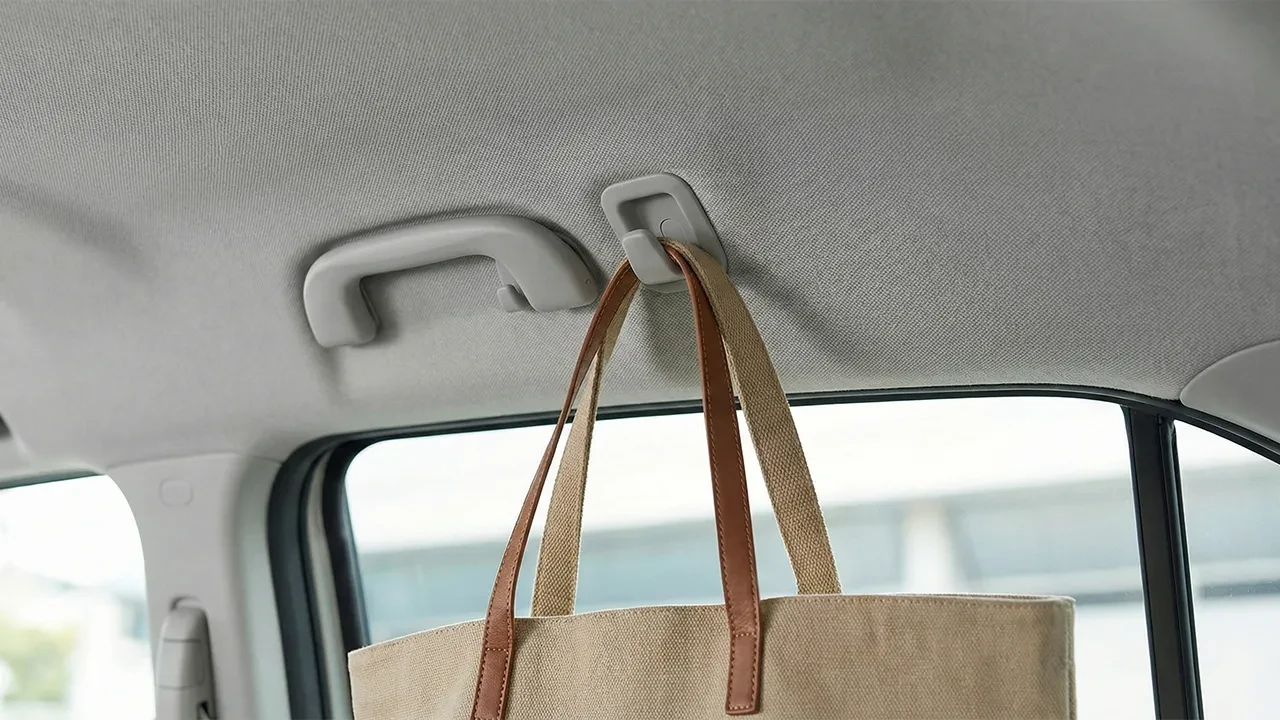 Arabanızda her gün görüyorsunuz ama ne işe yaradığını çoğu kişi bilmiyor! Kancaların asıl amacı ortaya çıktı