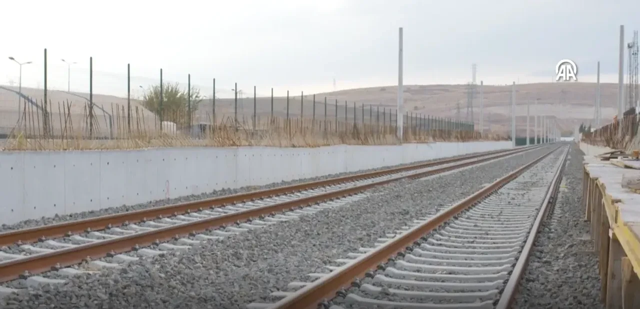 Bakan Uraloğlu duyurdu! 600 bin kişiyi ilgilendiriyor: Başkentray Banliyö Hattı Yenikent'e bağlanıyor