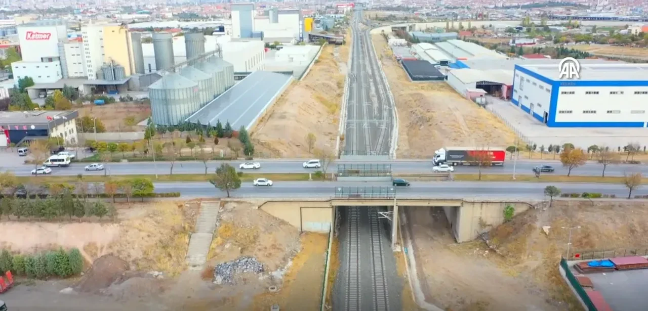 Bakan Uraloğlu duyurdu! 600 bin kişiyi ilgilendiriyor: Başkentray Banliyö Hattı Yenikent'e bağlanıyor