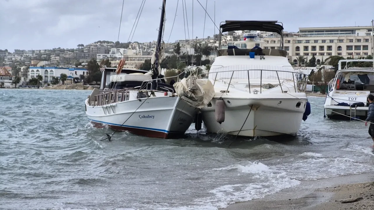 Bodrum'da panik anları: 8 tekne kıyıya sürüklendi