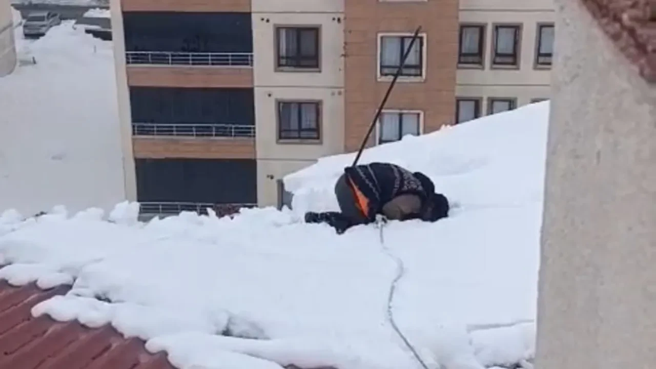Dondurucu soğuğa rağmen çatıda ibadet! Kar üzerinde namaz kıldı