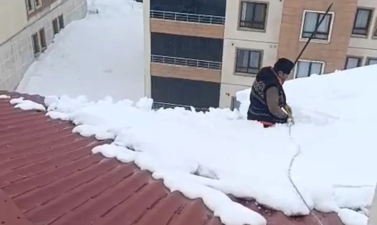 Dondurucu soğuğa rağmen çatıda ibadet! Kar üzerinde namaz kıldı