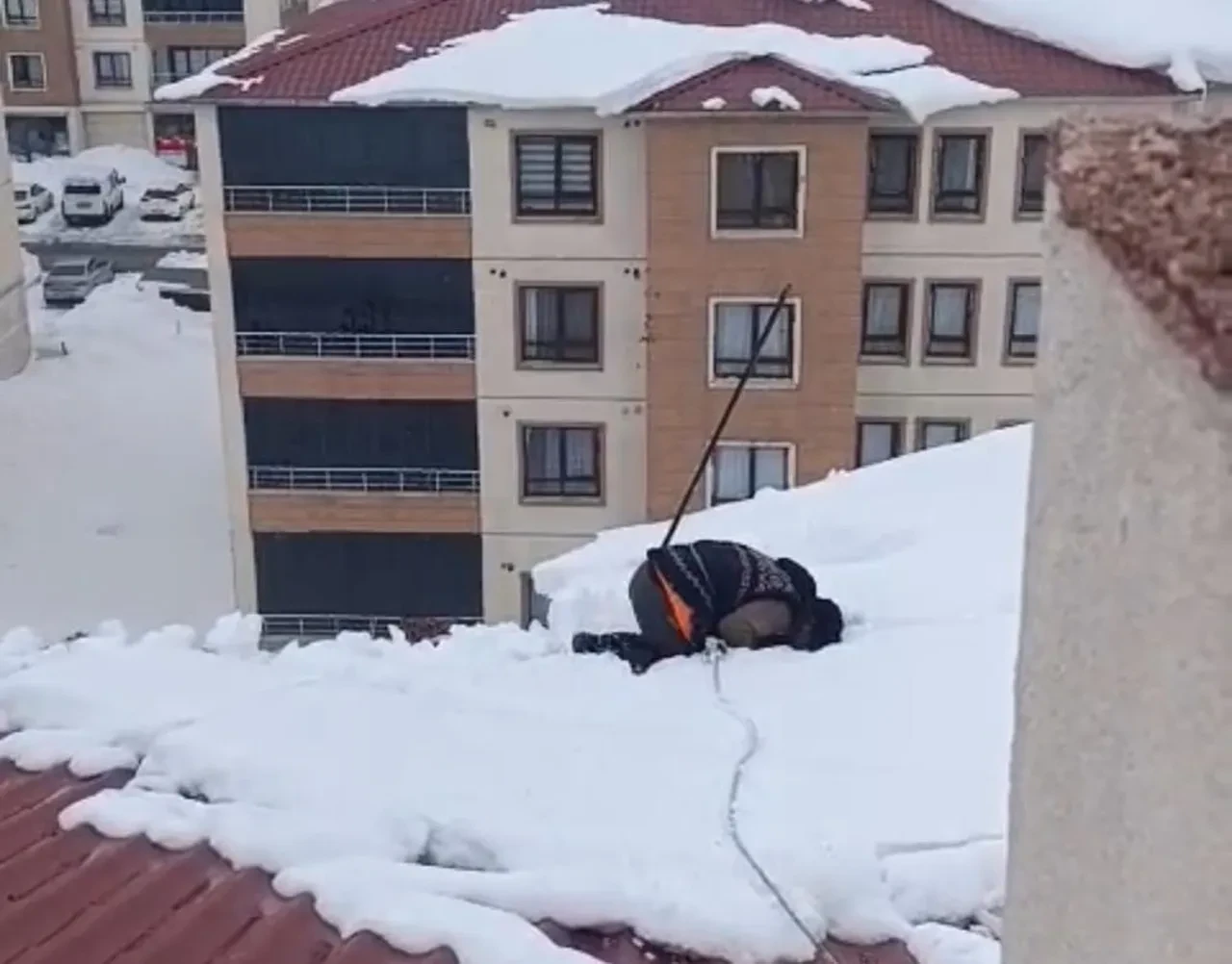 Dondurucu soğuğa rağmen çatıda ibadet! Kar üzerinde namaz kıldı