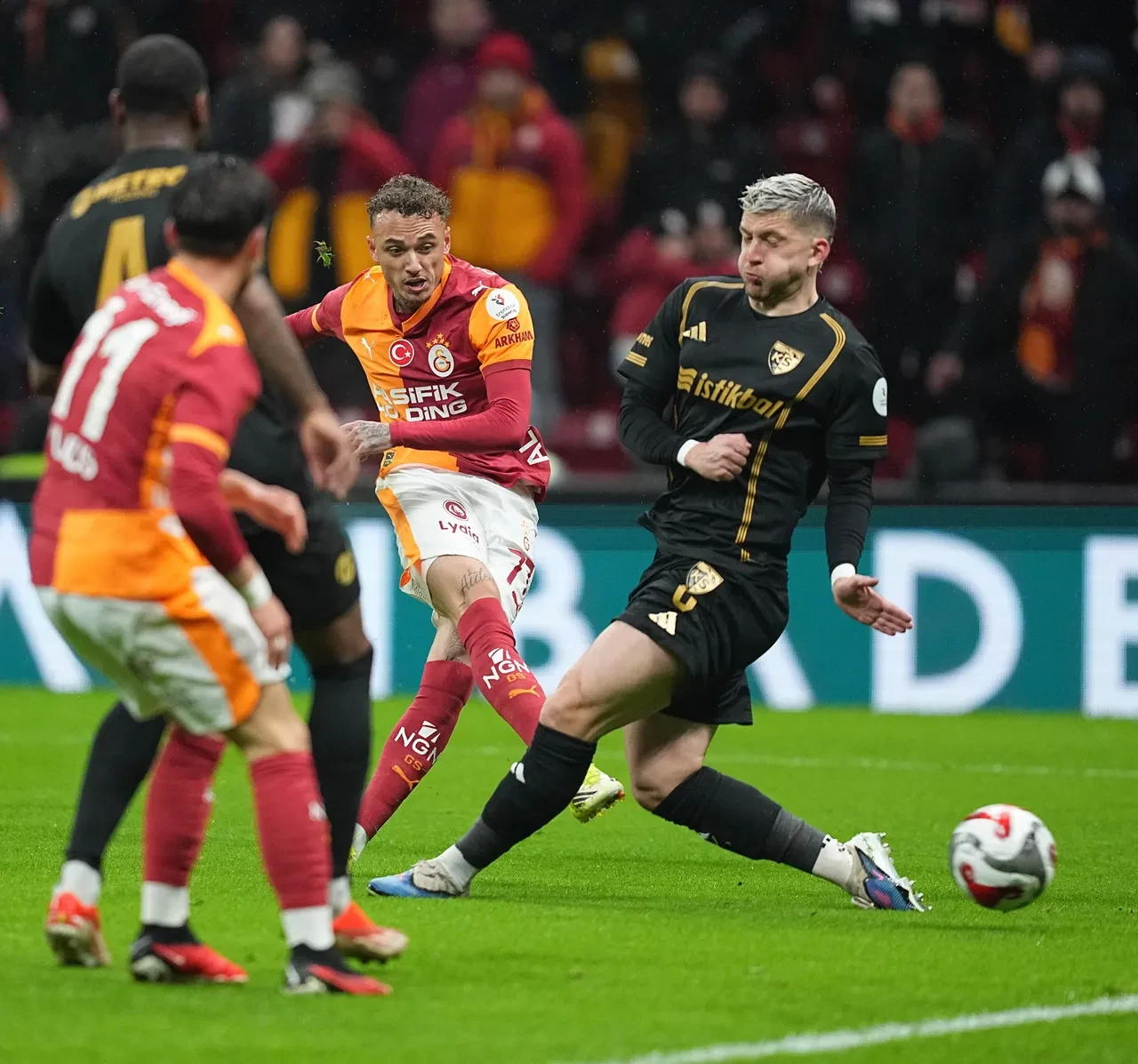 Galatasaray Kayserispor'u farklı geçti: Lider kayıpsız devam ediyor!