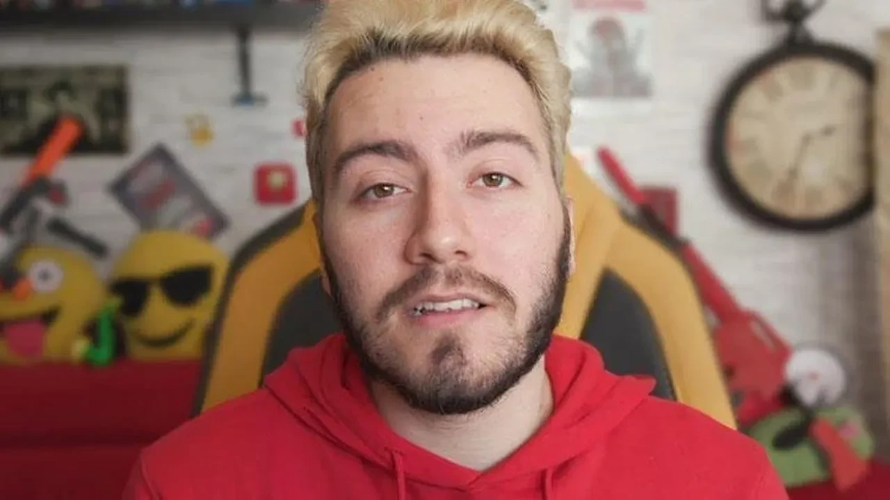 Hakkında yakalama kararı çıkarılan YouTuber Enes Batur'dan açıklama