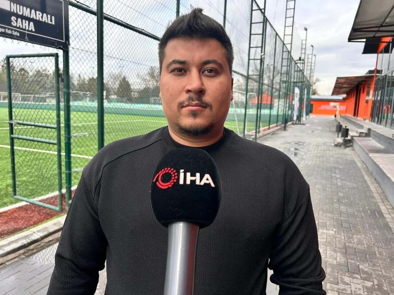 Halı sahada "yenge izni" pankartı! Arkadaş grubunun hazırladığı sürpriz viral oldu