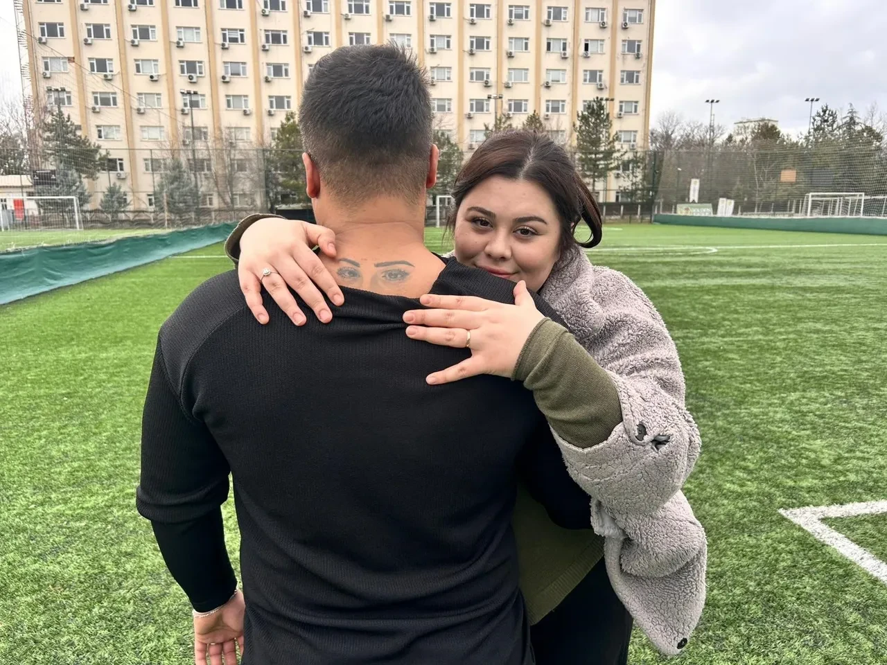 Halı sahada "yenge izni" pankartı! Arkadaş grubunun hazırladığı sürpriz viral oldu