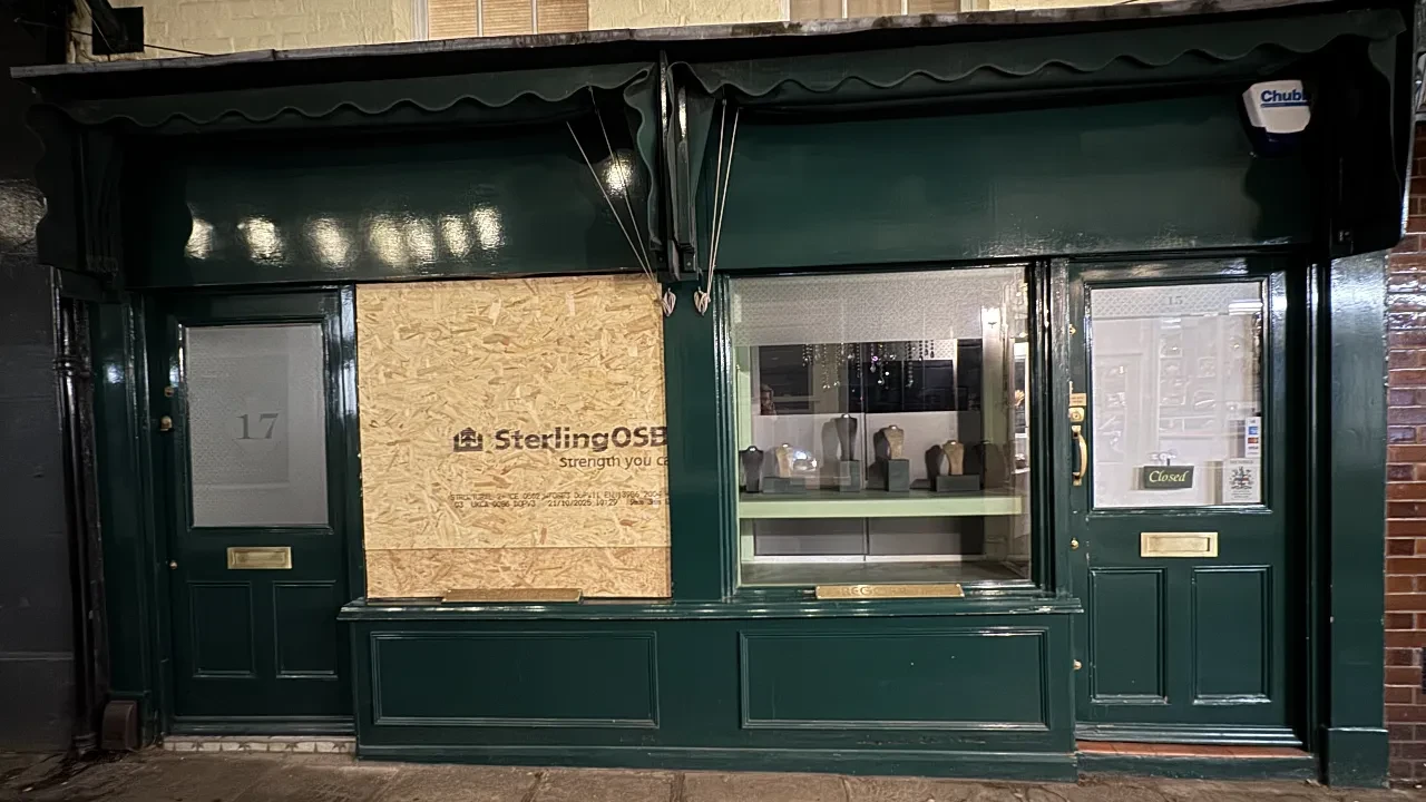 İngiltere'nin kalbinde güpegündüz kuyumcu soygunu! Vitrini parçalayıp mücevherleri çaldılar