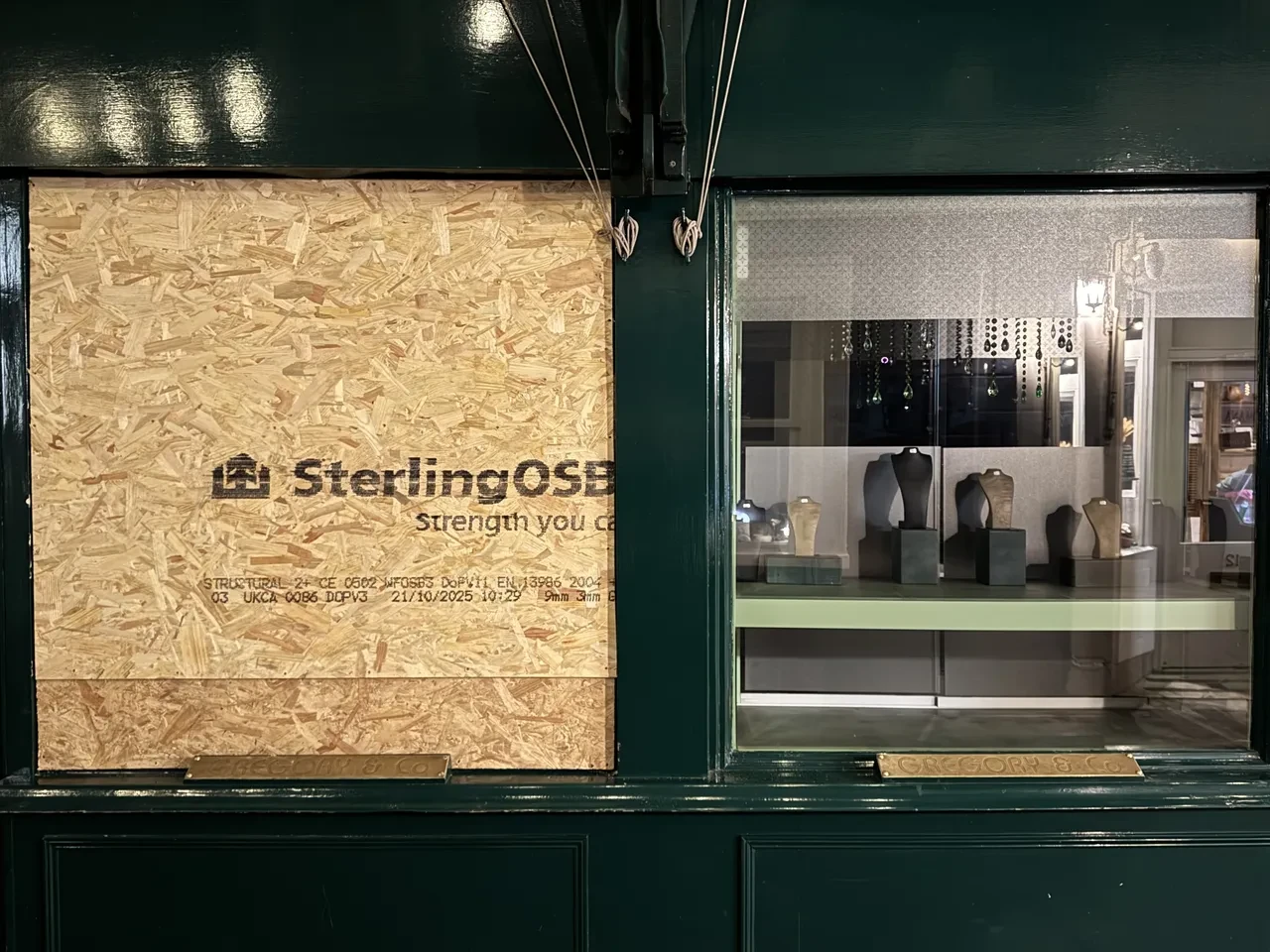 İngiltere'nin kalbinde güpegündüz kuyumcu soygunu! Vitrini parçalayıp mücevherleri çaldılar