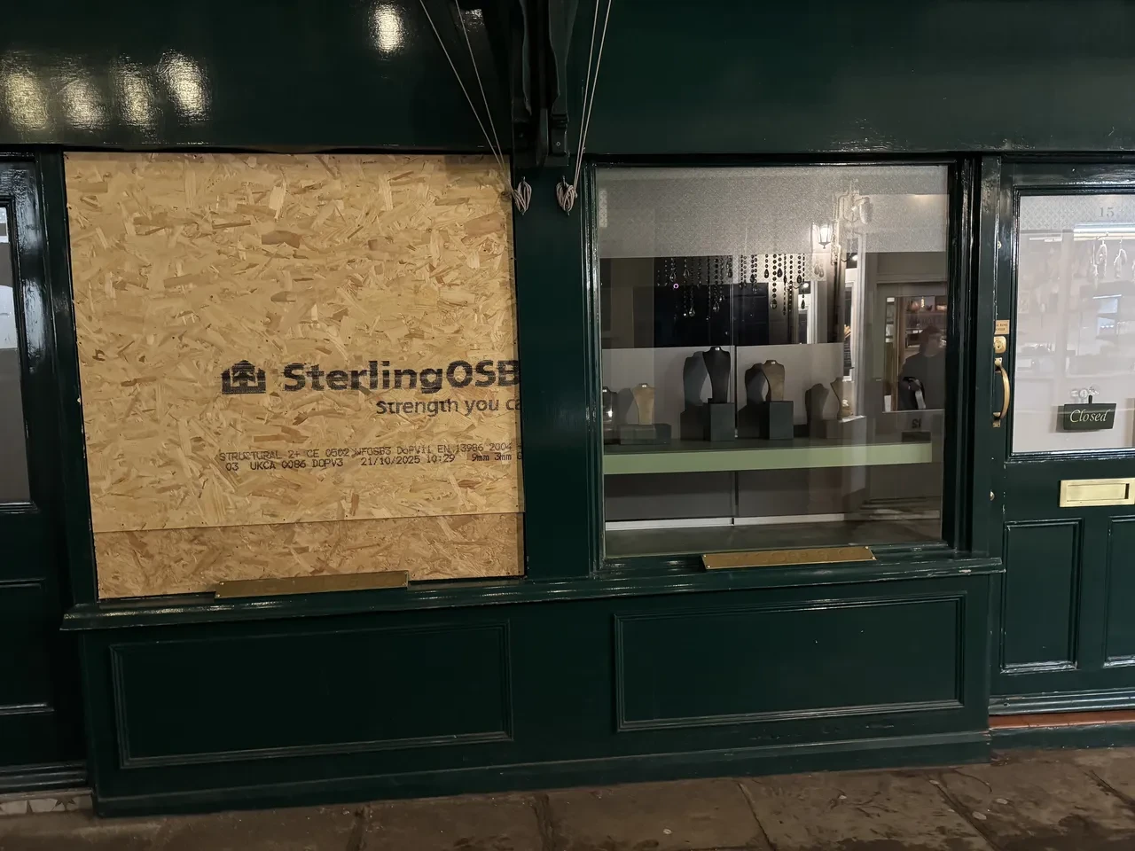 İngiltere'nin kalbinde güpegündüz kuyumcu soygunu! Vitrini parçalayıp mücevherleri çaldılar