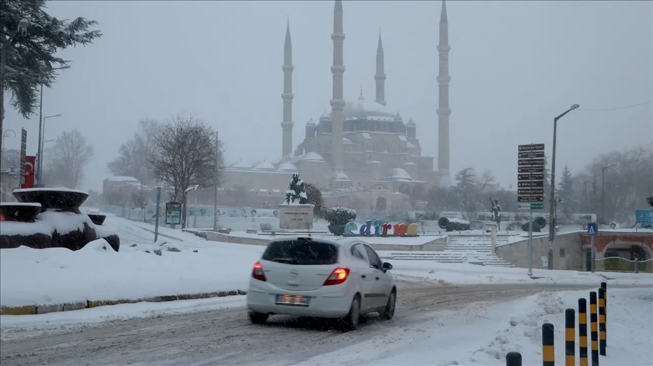 Kırklareli, Edirne'de yarın okullar tatil mi? 2 Şubat Pazartesi Kırklareli, Edirne Valiliği kar yağışı açıklaması