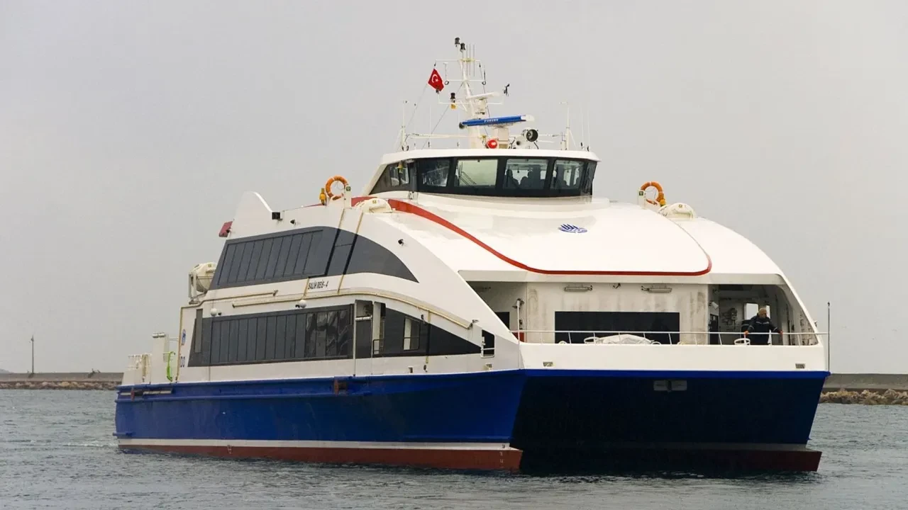 Marmara ve Ege'de feribot seferlerine fırtına engeli