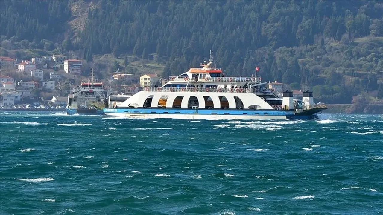 Marmara ve Ege'de feribot seferlerine fırtına engeli