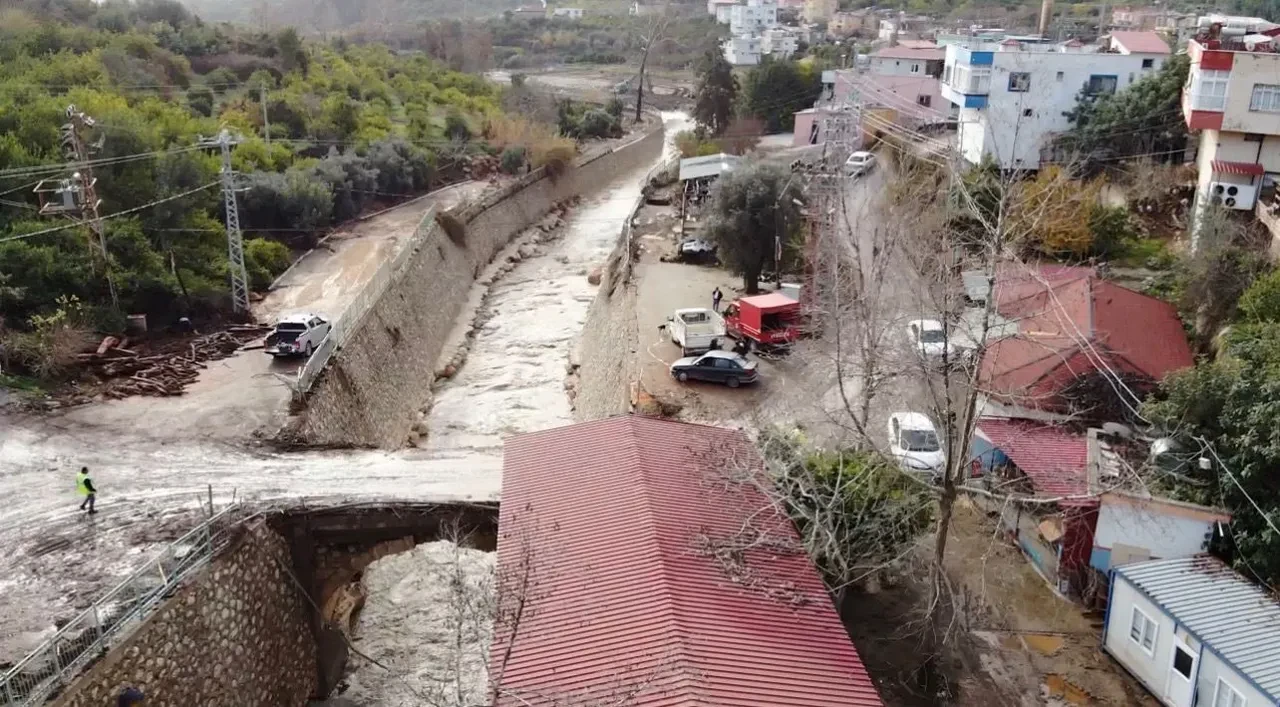 Mersin'de felaket anları saniye saniye kamerada! Dua ederek kaçtılar, araçlar suda sürüklendi