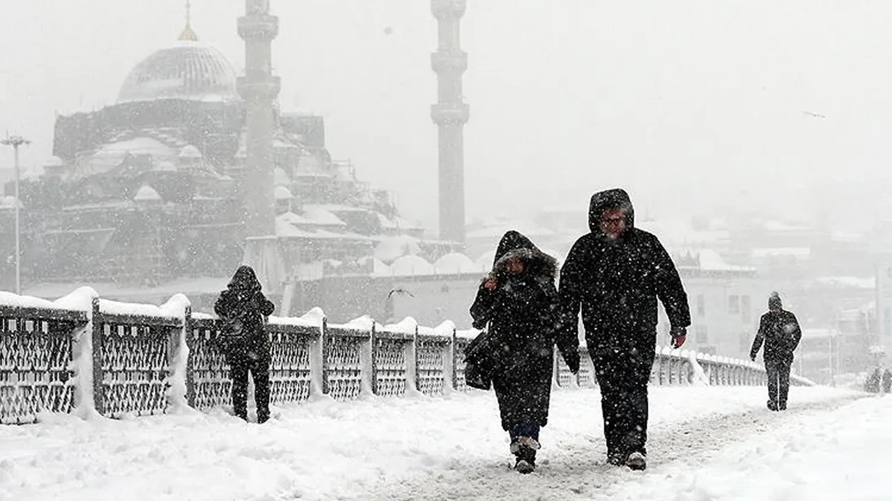 Meteoroloji, AKOM ve valilik peş peşe uyardı! İstanbul'a kar geliyor