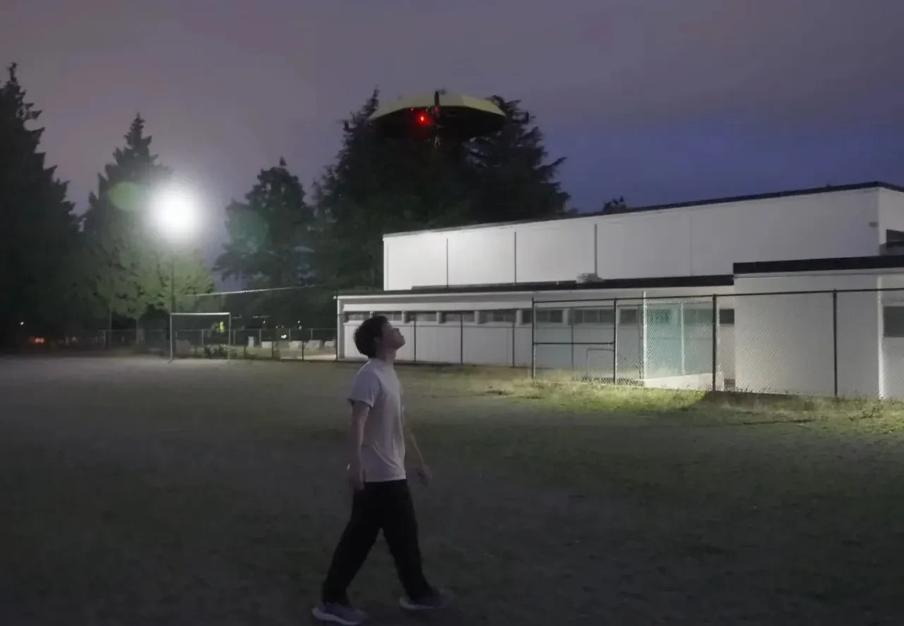 Sahibini adım adım takip eden 'uçan şemsiye' geliştirildi