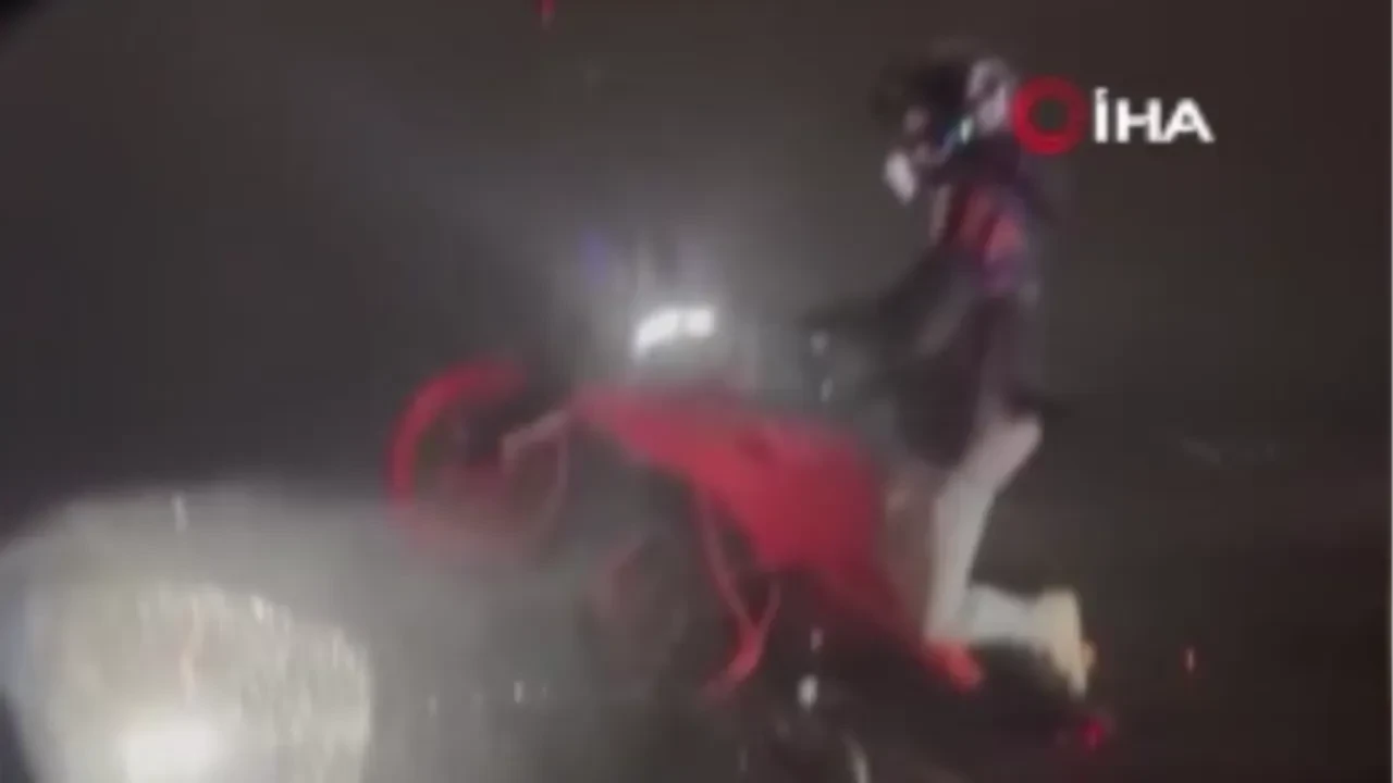 Sorumsuz motosikletliden kazaya davetiye! Yağışlı havada akrobatik hareketler yaptı