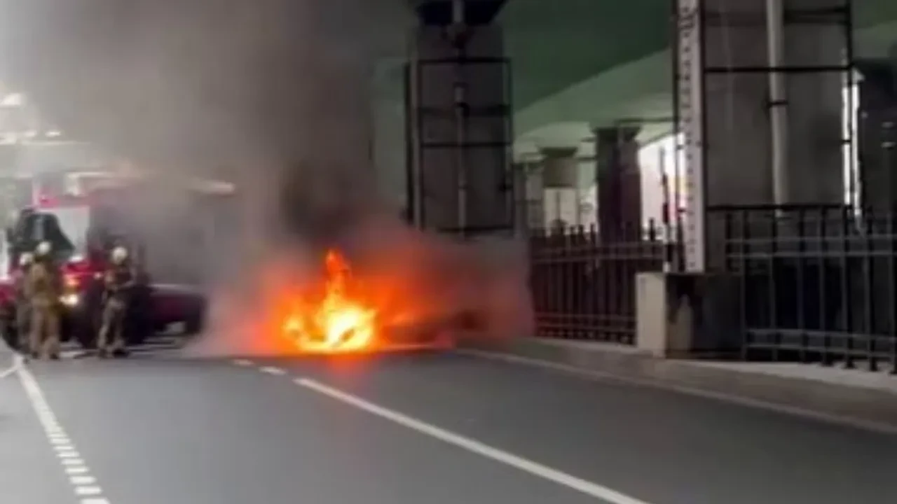 Trafikte korku dolu anlar! Seyir halindeki araç alev alev yandı