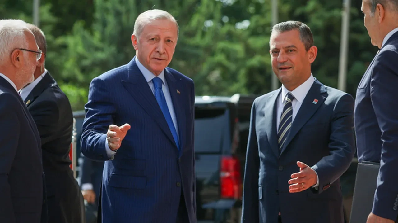 AK Partili Eyyüp Kadir İnan canlı yayında son seçim anketini açıkladı: Erdoğan rakibine fark atıyor, CHP'nin oy oranı düşüyor