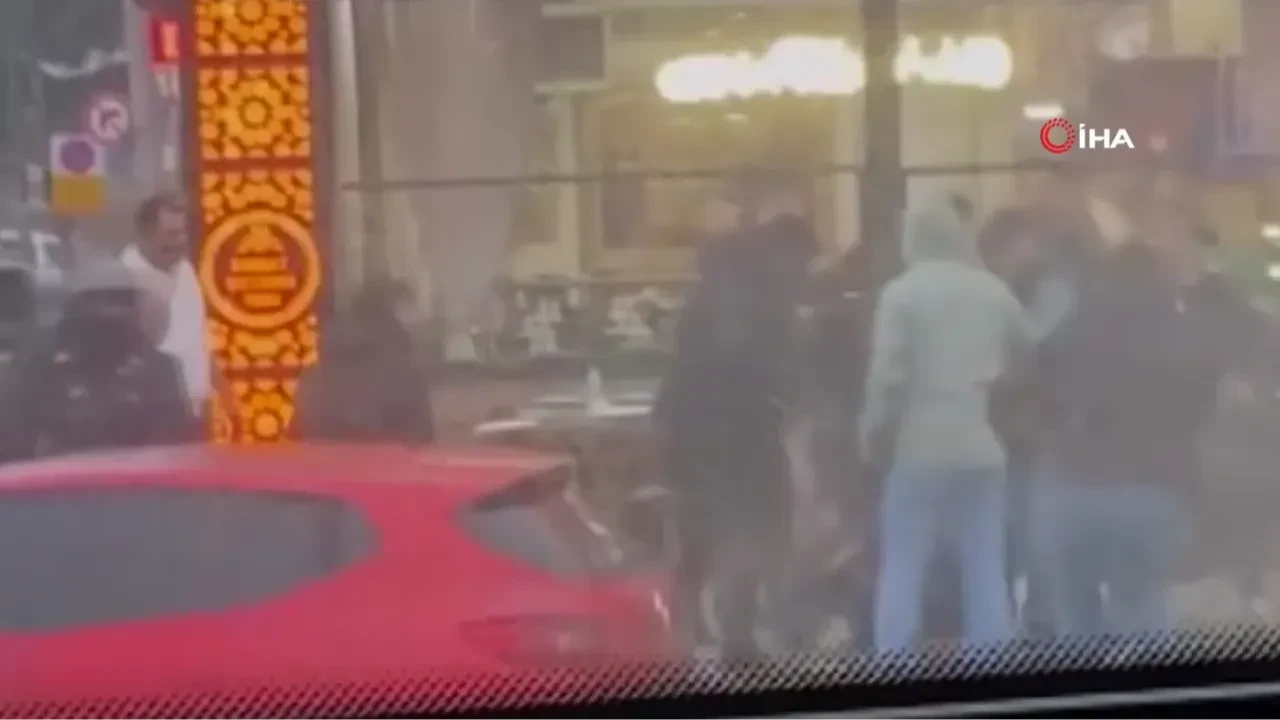 Arnavutköy'de tekme ve yumruklar havada uçuştu! O anlar kamerada