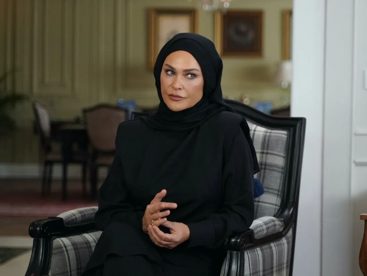 Aynı Yağmurun Altında dizisinin ilk bölümü yayınlandı! Hülya Avşar'ın filtresiz hali ortaya çıktı