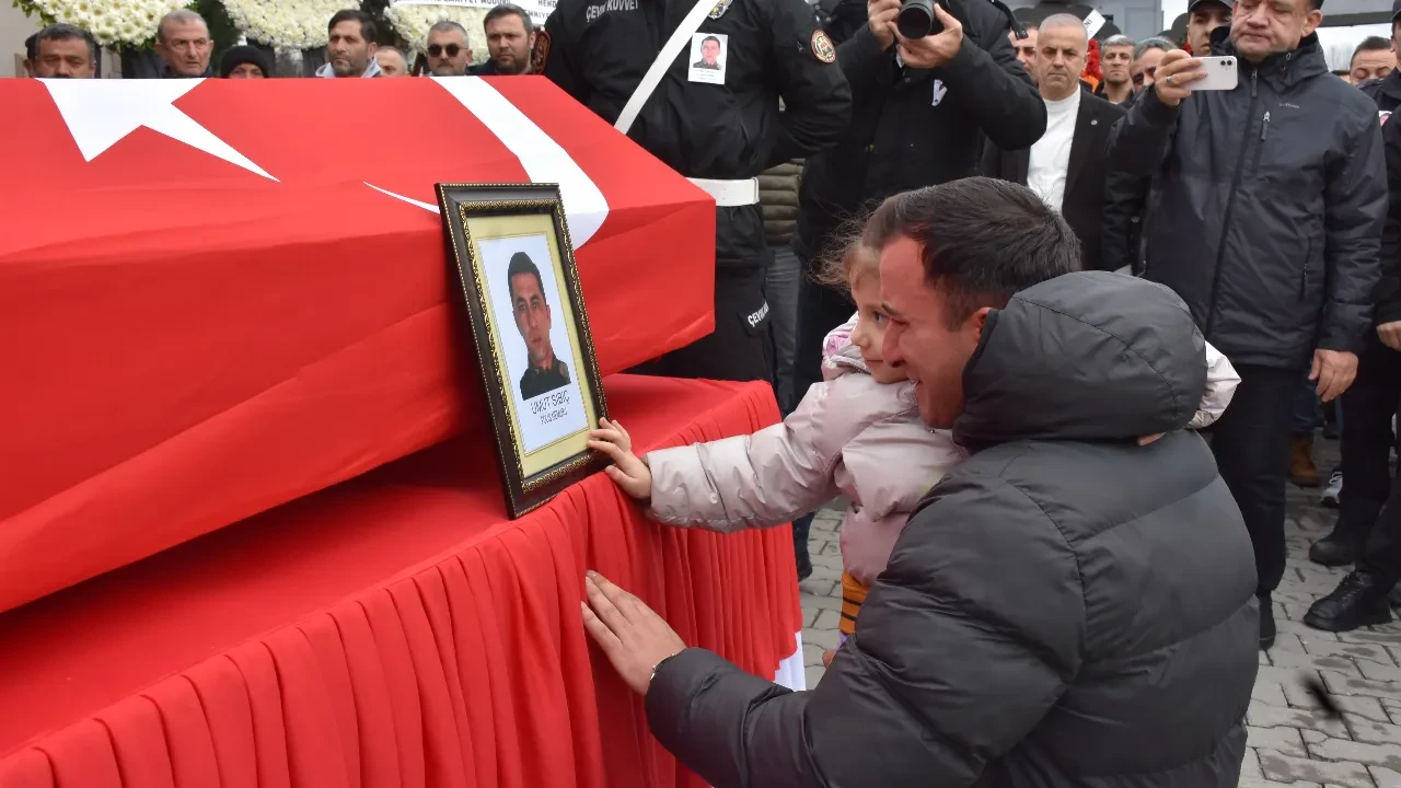 Babaya son veda yürek dağladı! Tabutunun başında tebessümle uğurladı