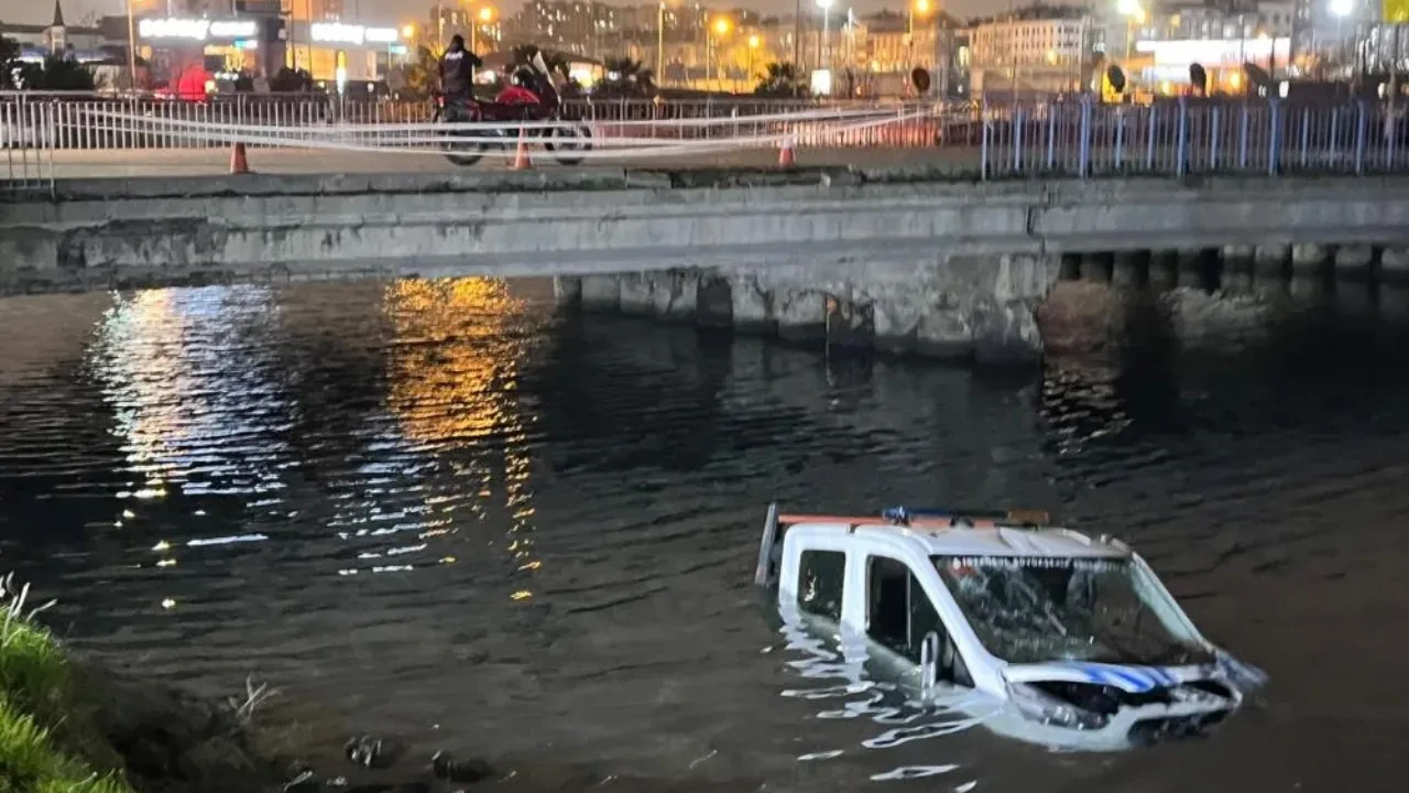 Bakırköy Sahili’nde korkutan anlar! İBB’ye ait zabıta aracı denize düştü