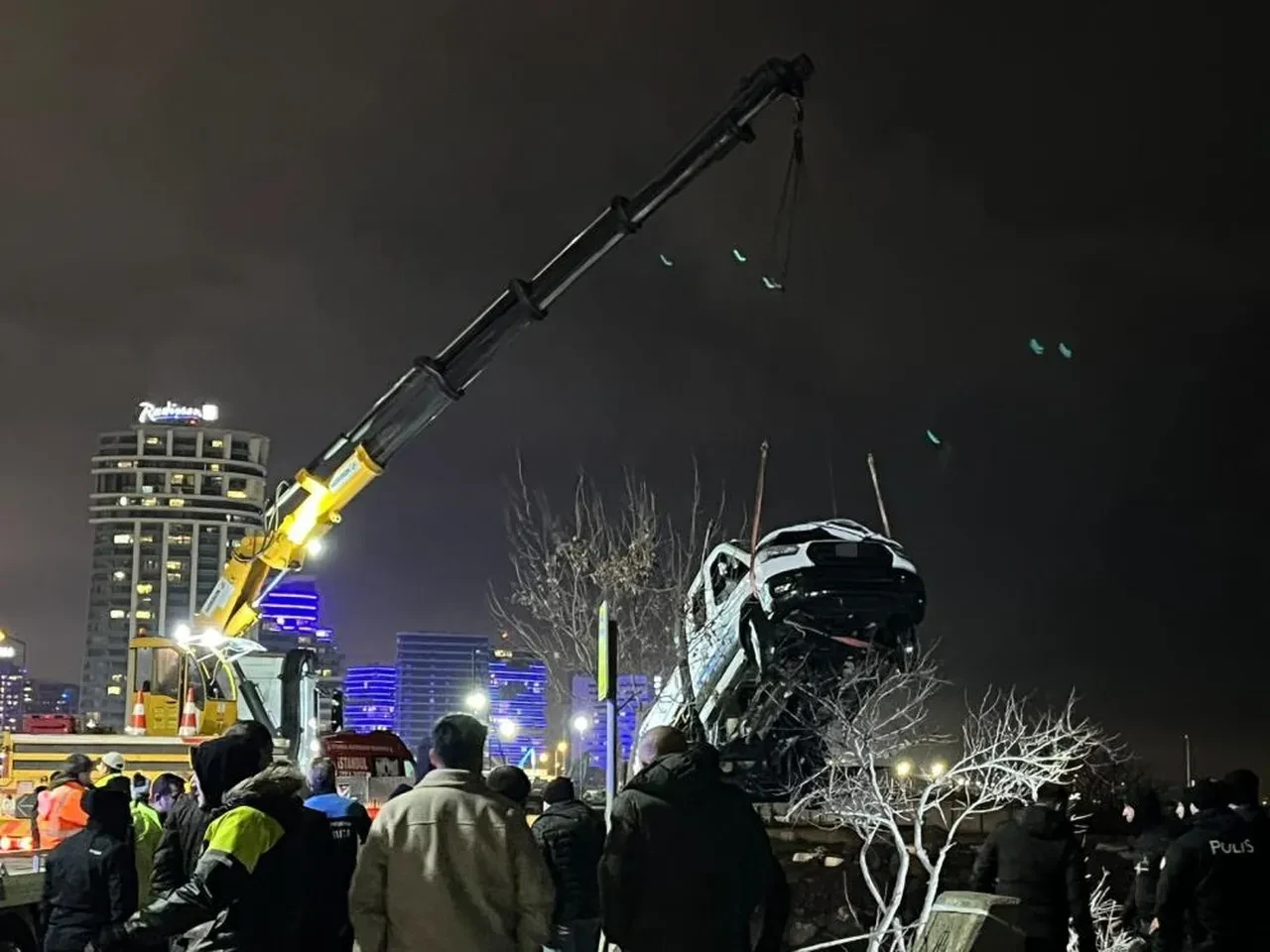 Bakırköy Sahili’nde korkutan anlar! İBB’ye ait zabıta aracı denize düştü