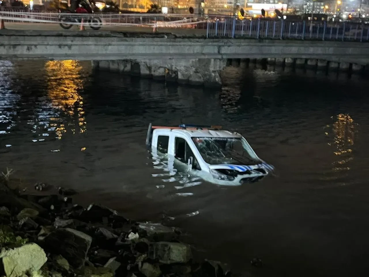Bakırköy Sahili’nde korkutan anlar! İBB’ye ait zabıta aracı denize düştü
