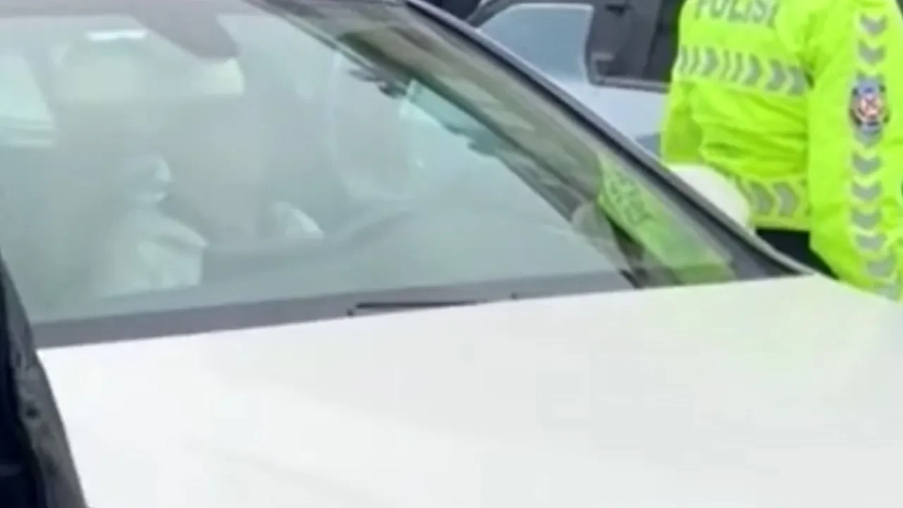 Beşiktaş'ta aracını yol üstünde durduran kadın yaptığı hareketlerle trafiği felç etti