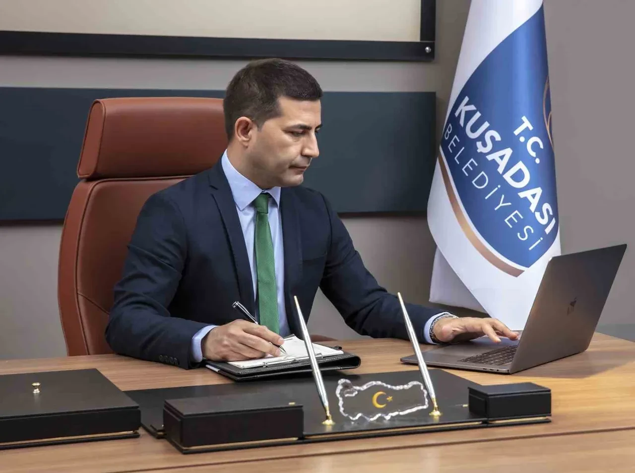 CHP'li Kuşadası Belediye Başkanı Ömer Günel 'Allah utandırmasın' diyerek bar açtı