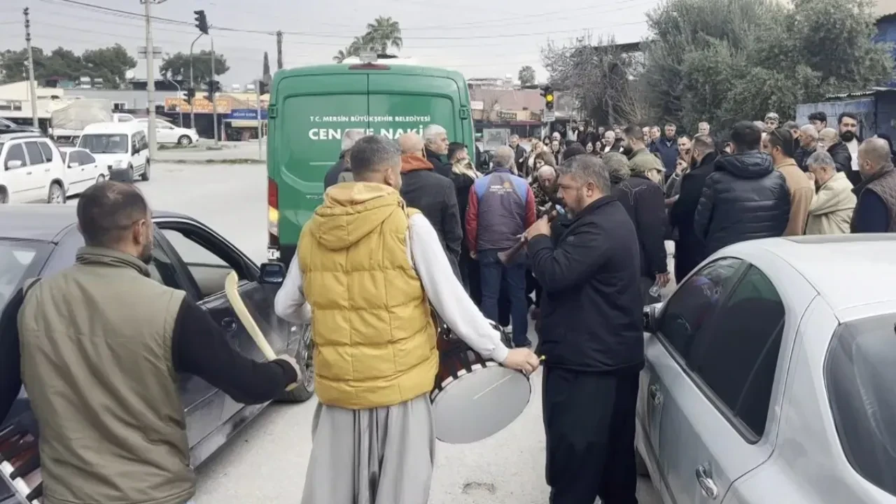 Davullu zurnalı cenaze! Kazada ölen genci düğün gibi uğurladılar