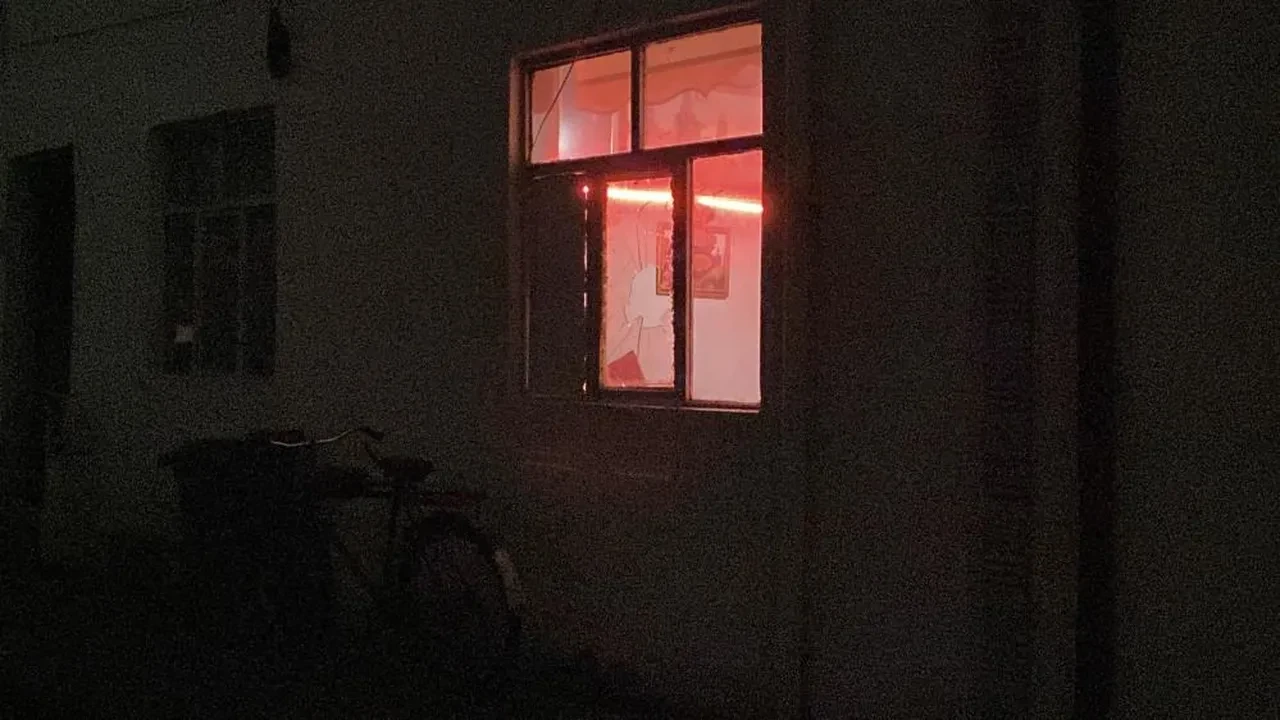 Fırça sapıyla tartıştığı arkadaşının kafatasını kırdı