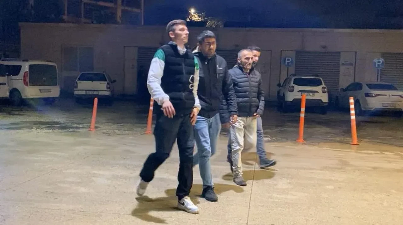 Fırça sapıyla tartıştığı arkadaşının kafatasını kırdı