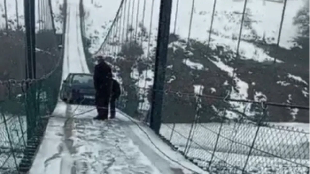 Kars'ta asma köprüde korku dolu anlar! Otomobil buzda kayarak asılı kaldı