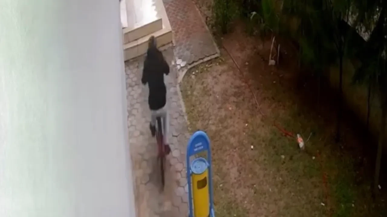 Kaşla göz arasında bisikleti böyle çaldı! Hırsızlık anı kameralarda