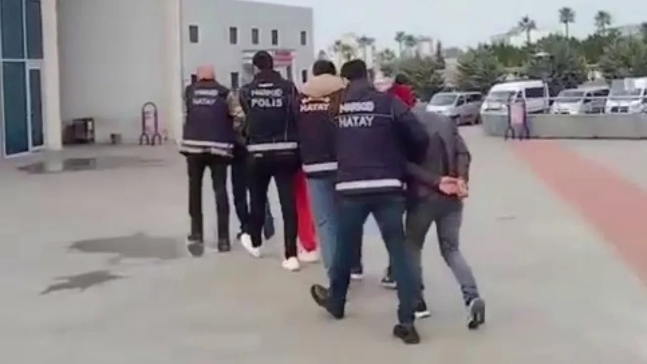 Milyonlarca lira değerinde uyuşturucuyu taksiyle kaçırırken yakalandılar