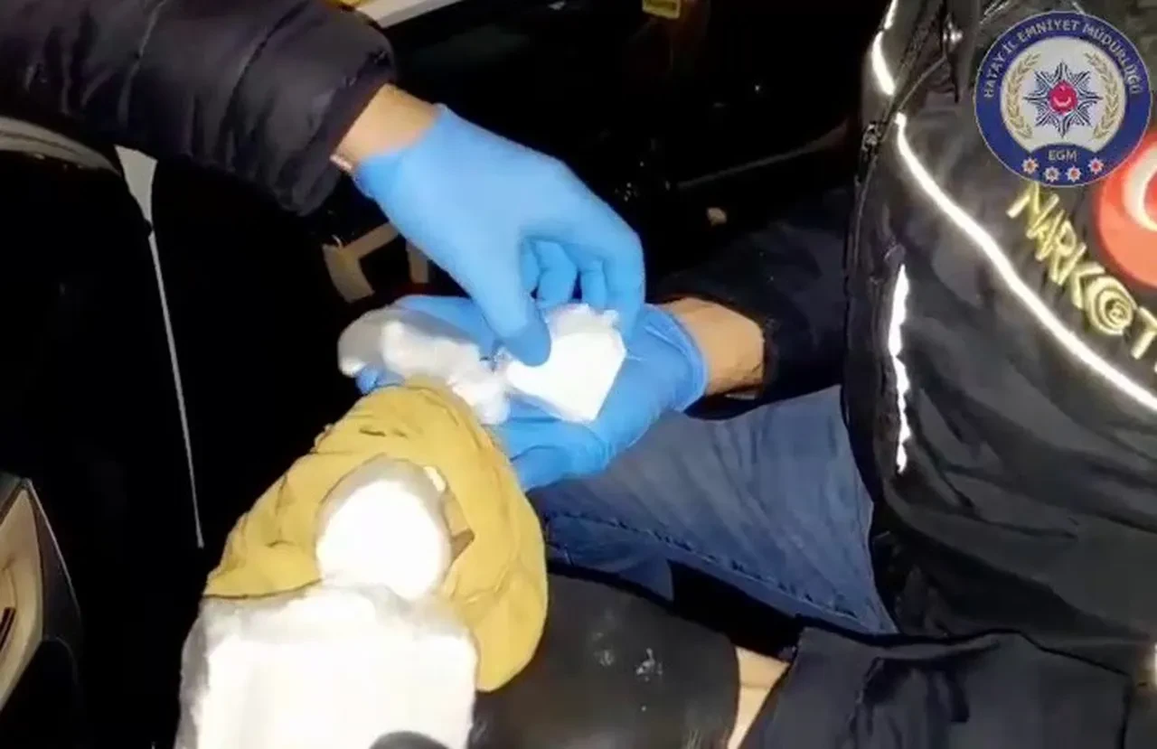 Milyonlarca lira değerinde uyuşturucuyu taksiyle kaçırırken yakalandılar