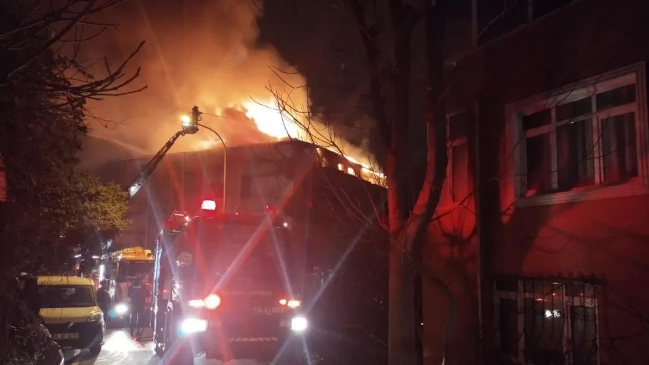 Üsküdar'da korkutan yangın! Vatandaşlar sokağa döküldü