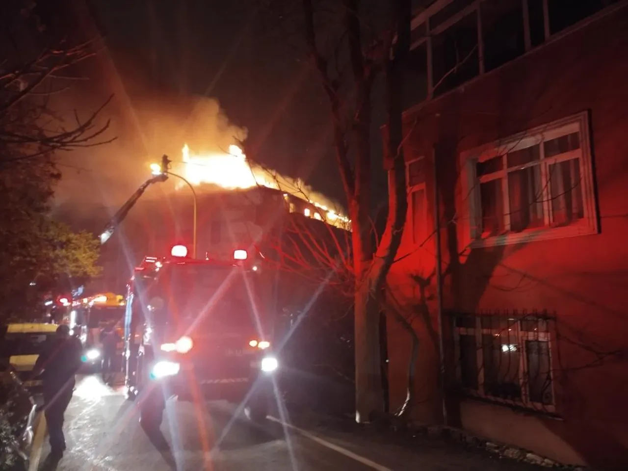 Üsküdar'da korkutan yangın! Vatandaşlar sokağa döküldü