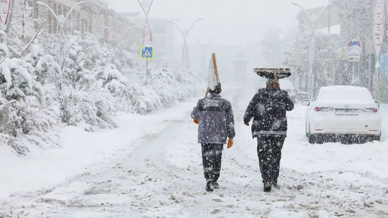 Van’da kar esareti! 4 ilçede eğitime mola