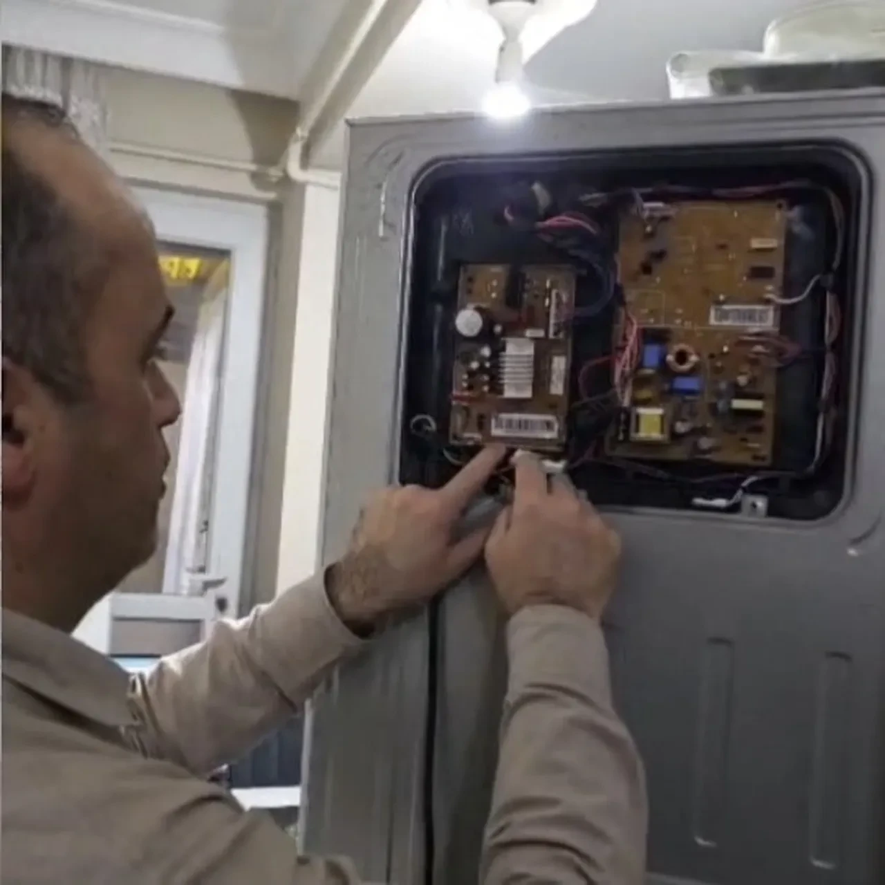 Yapay zeka ile buzdolabını tamir etti! 12 bin TL ödemekten kurtuldu: 'Dediğini yaptım anında çalıştı' 