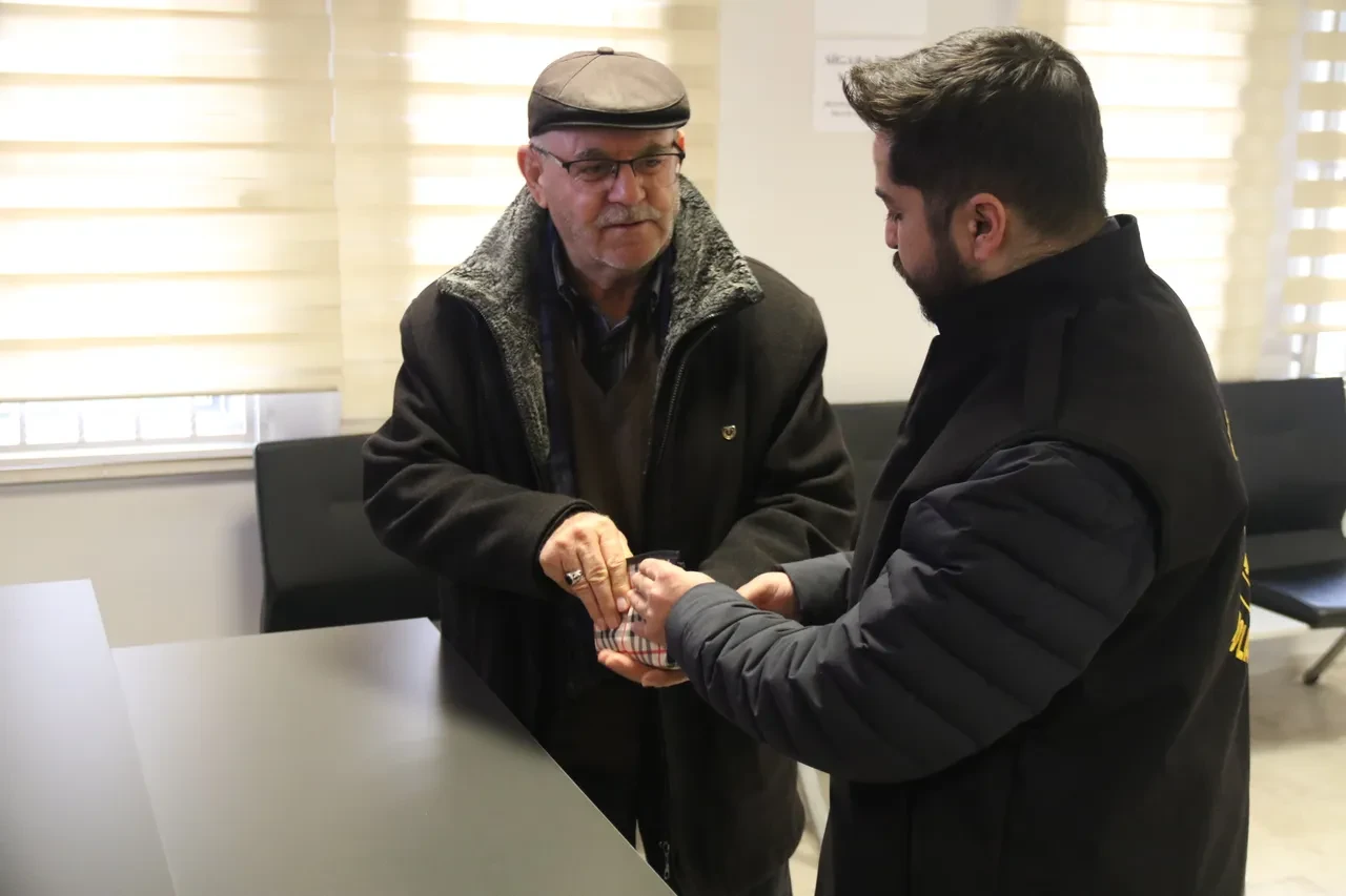 5 milyon lirasını elleriyle dolandırıcılara teslim etti! Polis ve savcı yalanına inandı