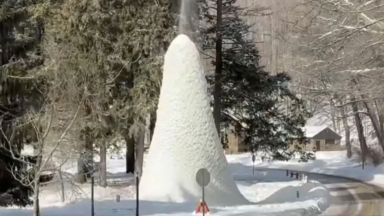 ABD'de parkın ortasında sıra dışı buz volkanı! Görenler kameraya sarıldı