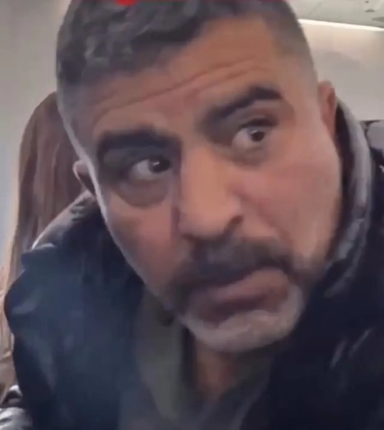 AJet sosyal medya fenomenini kara listeye aldı: Uçakta sigara içip paylaştı