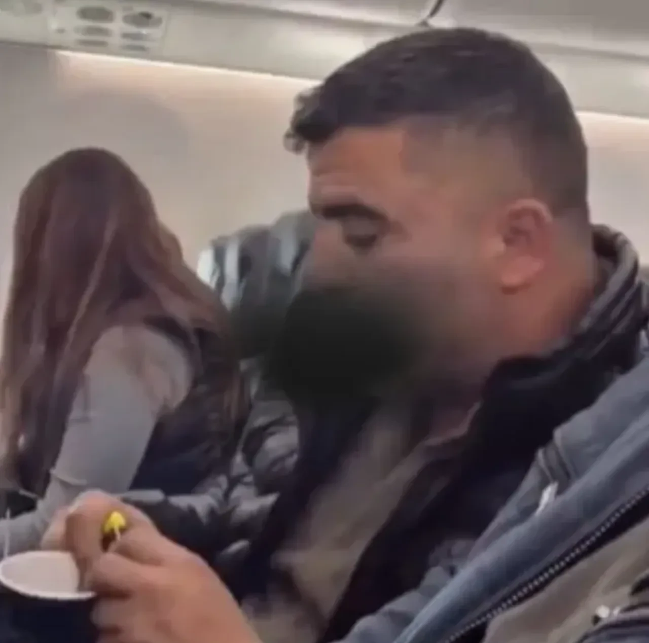 AJet sosyal medya fenomenini kara listeye aldı: Uçakta sigara içip paylaştı