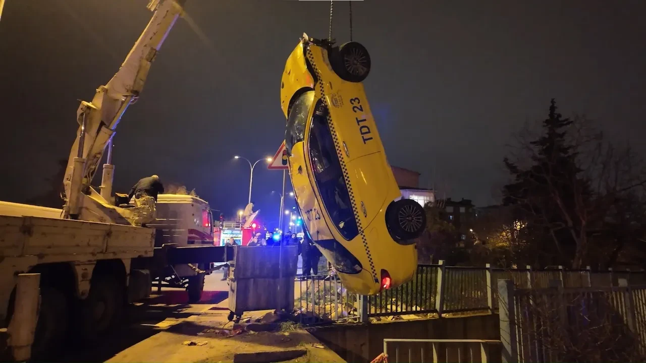 Alkollü sürücü 5 metrelik dereye uçtu! Kartal'da feci kaza