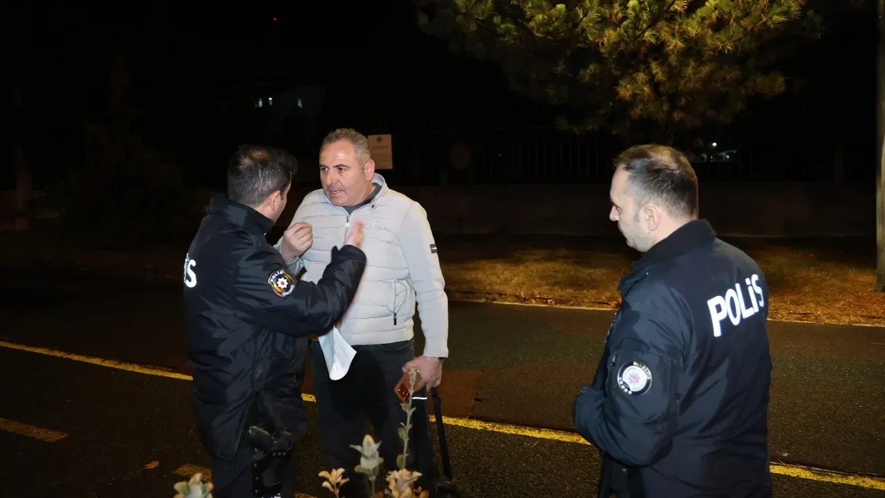  Alkollü sürücü yolda uyuyakaldı! Cezayı görünce uyandı