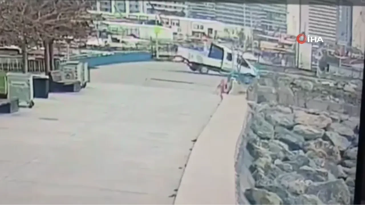 Bakırköy'de Zabıta aracı denize düştü! O anlar kamerada