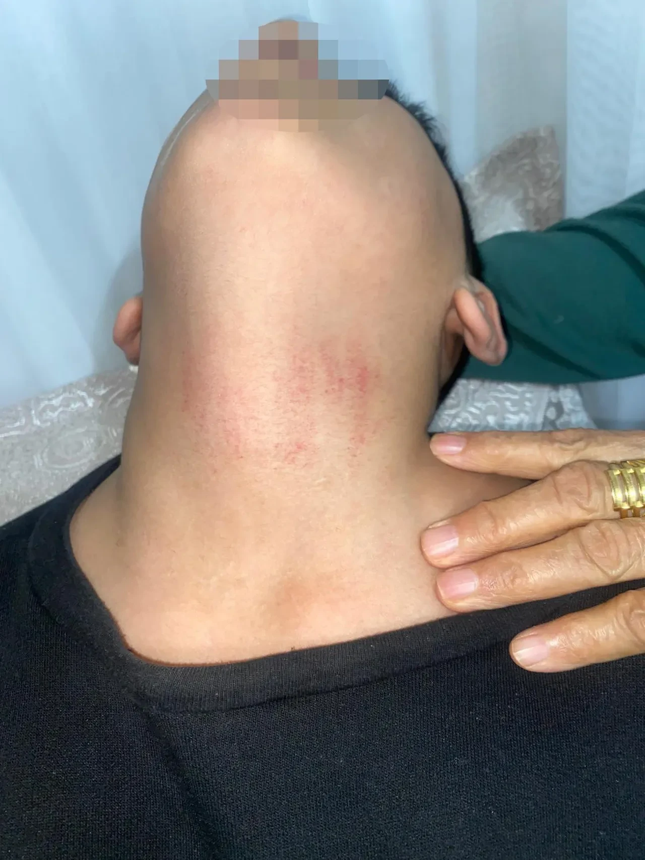 Bayrak rüzgardan düştü, memur çıldırdı: 10 yaşındaki çocuğu okulda darp etti